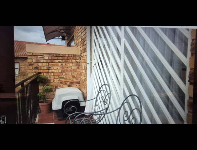 2 BEDROOM TOWNHOUSE FOR SALE IN WILGEHEUWEL